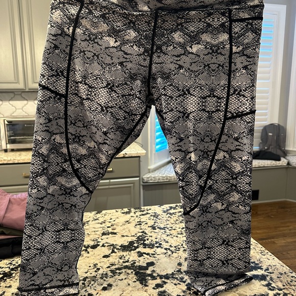 Zyia Active Metallic Cobra Pocket Crop Legging Size 12 - Picture 3 of 4